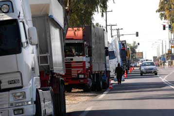 Εκφυλισμό της απεργίας των ιδιοκτητών φορτηγών βλέπει η κυβέρνηση
