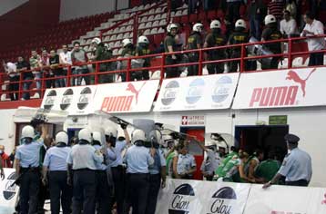 Μία αγωνιστική κεκλεισμένων θυρών στον Ολυμπιακό για τα επεισόδια του 4ου τελικού