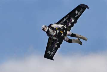 Πάνω από τις Αλπεις με αεριωθούμενα φτερά στην πλάτη