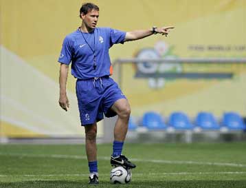 «Κόπηκαν» πέντε από την προεπιλογή της Ολλανδίας για το EURO 2008