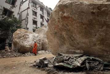 Επιζώντες του σεισμού στην Κίνα εγκαταλείπουν τις εστίες τους υπό το φόβο πλημμύρας