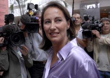 Την ηγεσία του γαλλικού Σοσιαλιστικού Κόμματος θα διεκδικήσει η Σ.Ρουαγιάλ