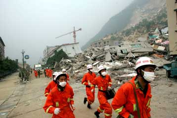 Τριήμερο εθνικό πένθος κηρύχθηκε στην Κίνα, εν μέσω ισχυρών μετασεισμών