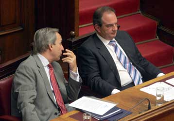 Στα ύψη η πολιτική αντιπαράθεση για τη συμφωνία στον ΟΤΕ