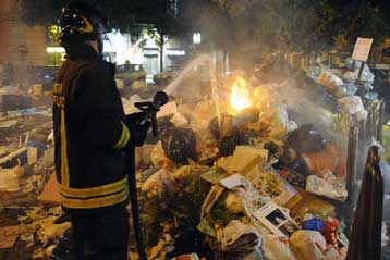 Εφιαλτική η κατάσταση με τα απορρίμματα στη Νάπολη, σπεύδει… ο Μπερλουσκόνι