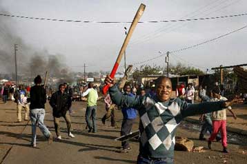 Χιλιάδες μετανάστες τρέπονται σε φυγή στη δίνη ξενοφοβικής βίας στη Νότιο Αφρική