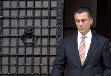 Πολιτική κόντρα στη σκιά των αγωγών κατά πολιτικών αρχηγών