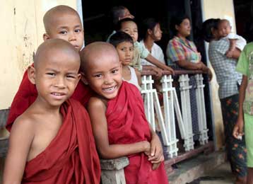 Εθνικό πένθος στη Μιανμάρ, ενώ η χούντα αρχίζει να δέχεται περισσότερη βοήθεια