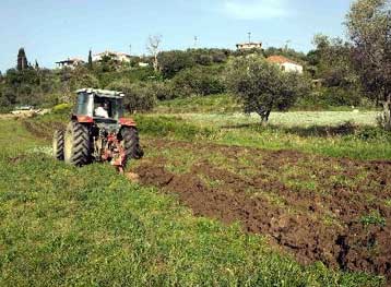 Νέες περικοπές στις αγροτικές επιδοτήσεις προωθεί η Κομισιόν