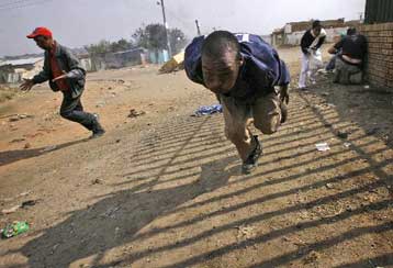 Σε ύφεση μετά την αστυνομική παρέμβαση τα ρατσιστικά επεισόδια στο Γιοχάνεσμπουργκ