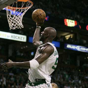 Εκαναν το 1-0 στις νίκες οι Σέλτικς με 88-79 επί των Πίστονς