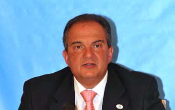 Δεν επιδιώκουμε την απομόνωση της ΠΓΔΜ, τονίζει ο Κώστας Καραμανλής