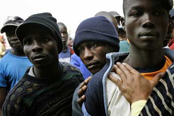 Ο στρατός αναλαμβάνει τώρα να αποτρέψει τη ρατσιστική βία στη Νότια Αφρική