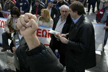 Εκκλησία και θρησκευτικές οργανώσεις συγκινούν περισσότερο από κόμματα και συνδικάτα