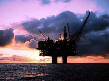 Ξεπέρασε τα 135 δολάρια η τιμή του πετρελαίου