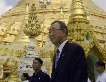 Στη Μιανμάρ ο ΓΓ του ΟΗΕ σε μια προσπάθεια να πείσει τη χούντα να δεχθεί διεθνή αρωγή