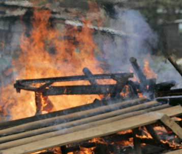 Στην πυρά έριξαν 11 ηλικιωμένους «μάγους» στην Κένυα
