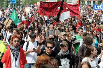 Στους δρόμους οι Γάλλοι εργαζόμενοι κατά των ασφαλιστικών μεταρρυθμίσεων