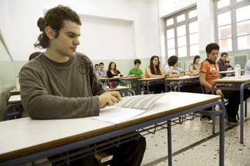 Με Λογοτεχνία και Μαθηματικά συνεχίζονται οι Πανελλαδικές Εξετάσεις