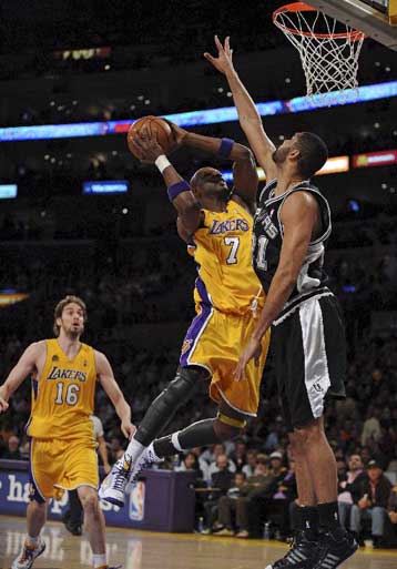 Το 2-0 κόντρα στους Σπερς έκαναν οι Λέικερς