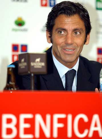 Στην Μπενφίκα ο Κίκε Φλόρες που «έπαιξε» και για Ολυμπιακό