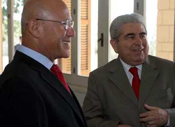 «Φωτιές» ανάβει στην Κύπρο το κοινό ανακοινωθέν Χριστόφια-Ταλάτ