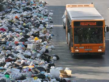 Συγκρούσεις με τραυματίες στη Νάπολη για τα σκουπίδια