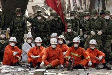 Κινέζος 80χρονος ανασύρεται ζωντανός μετά από 11 ημέρες στα ερείπια