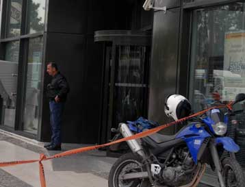 «Ανάληψη» μηχανήματος ΑΤΜ με γερανό στη Θεσσαλονίκη