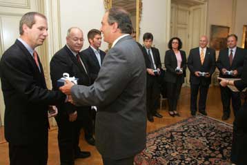 Συνάντηση Καραμανλή με τους Έλληνες επιστήμονες που βραβεύτηκαν με το Νόμπελ Ειρήνης