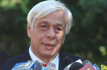 Για την ετοιμότητα σε επίπεδο πολιτικής προστασίας συζήτησαν Καραμανλής-Παυλόπουλος