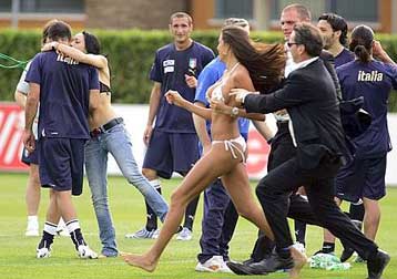 Δύο ημίγυμνες …επιτέθηκαν στο προπονητικό κέντρο της εθνικής Ιταλίας