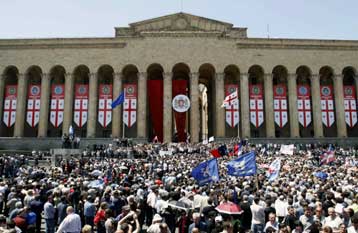 Ογκώδης διαδήλωση της αντιπολίτευσης στη Γεωργία κατά του Μιχαήλ Σαακασβίλι