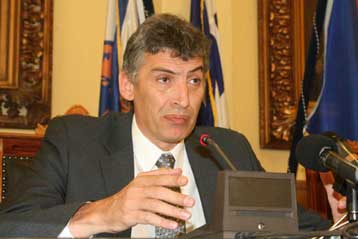 Με κλείσιμο του λιμανιού απειλεί ο δήμαρχος Πειραιά αν δεν επιστραφούν πόροι