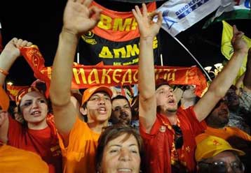 Εθνικιστικό «κρεσέντο» πρωθυπουργού-«αρχιεπισκόπου» στα Σκόπια