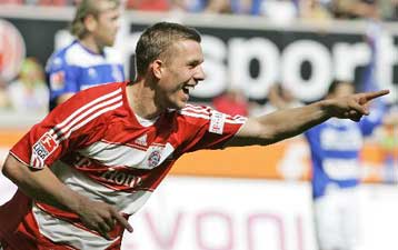 Μένει στη Μπάγερν ο Ποντόλσκι με υπογραφή Ρουμενίγκε