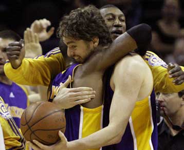 Βήμα πρόκρισης των Λέικερς στον τελικό μετά το 93-91 επί των Σπερς