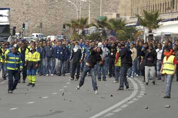 Οι ρευστοποιήσεις κερδών οδηγούν το πετρέλαιο κάτω από τα 127 δολάρια το βαρέλι