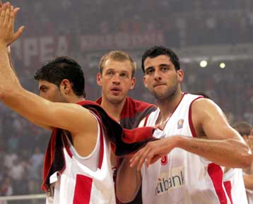 Με τις… ευχές των αδελφών Αγγελόπουλου πηγαίνει ο Ολυμπιακός στο ΟΑΚΑ