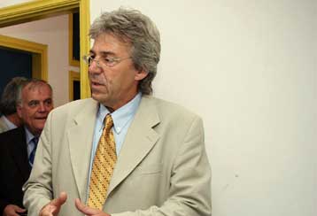 Στο δημαρχείο Τήλου τελικά οι πρώτοι πολιτικοί γάμοι ομόφυλων ζευγαριών