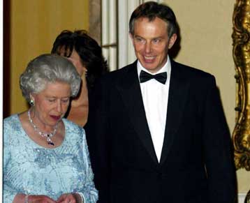 Τόνι Μπλερ και βασίλισσα Ελισάβετ, το ισχυρότερο βρετανικό «δίδυμο»