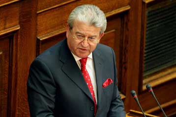 Στη Βουλή μεταφέρεται η αντιπαράθεση για την ακρίβεια