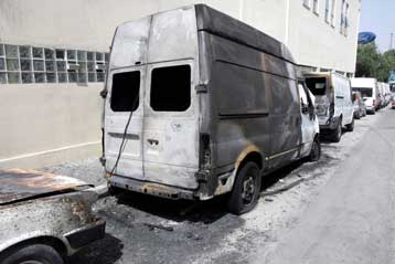 Μπαράζ εμπρηστικών επιθέσεων σημειώθηκαν στην Αθήνα