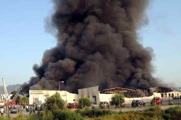 Μεγάλη πυρκαγιά σε αποθηκευτικές εγκαταστάσεις στην Πάτρα