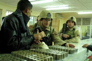 Αμερικανός στρατιώτης προσπαθούσε να προσηλυτίσει Ιρακινούς με νομίσματα