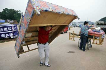 Κατά χιλιάδες εγκαταλείπουν οι κάτοικοι τις επίφοβες για πλημμύρα περιοχές της Κίνας