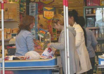 Ασφυκτικές πιέσεις σε σούπερ μάρκετ και εταιρείες τροφίμων για τη συγκράτηση των τιμών