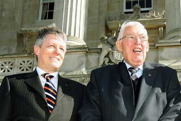 Από τον πρωθυπουργό Πέισλι στον υπουργό Οικονομικών Ρόμπινσον τα ηνία της Β.Ιρλανδίας