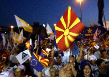 Χείρα φιλίας από την Αθήνα στα Σκόπια με αφορμή τις βουλευτικές εκλογές