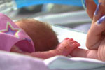 Ωφέλιμη η επαφή με τους γονείς για τα πολύ πρόωρα νεογνά